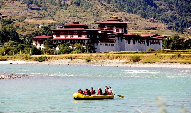 Rafting in Mo Chhu